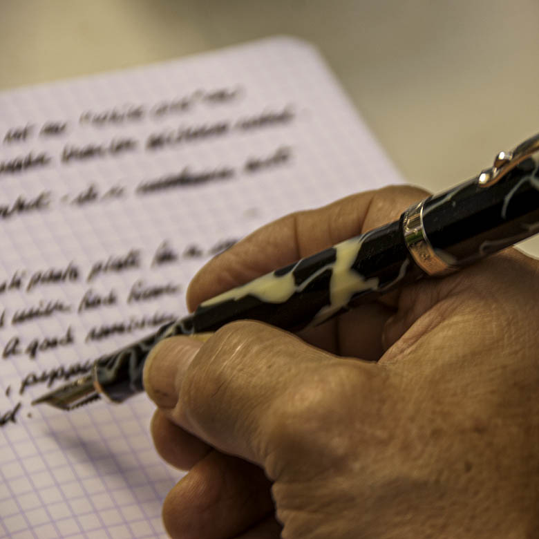 Holding your fountain pen